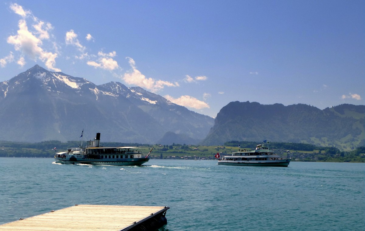 Begegnung auf dem Thunersee/Schweiz, links der Schaufelraddampfer  Blmlisalp  und rechts das Fahrgastschiff  Bubenberg , Mai 2015