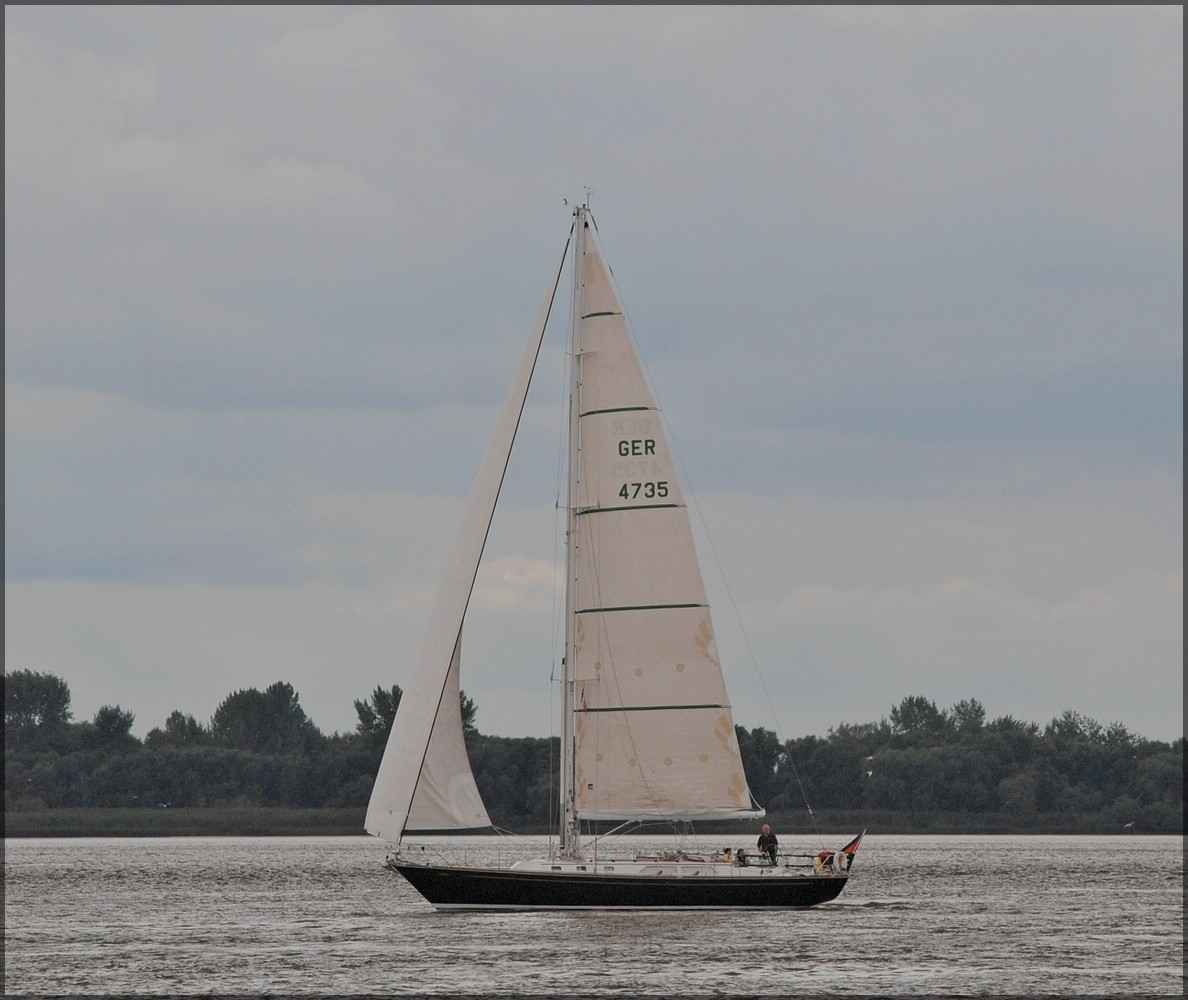 Bei gnstigem Wind kann man mit geseetzten Segeln flott ber die Elbe fahren, sowie diese Segelyacht  MAMELIE , (GER 4375) am 21.09.2013 nahe Blankenese.
