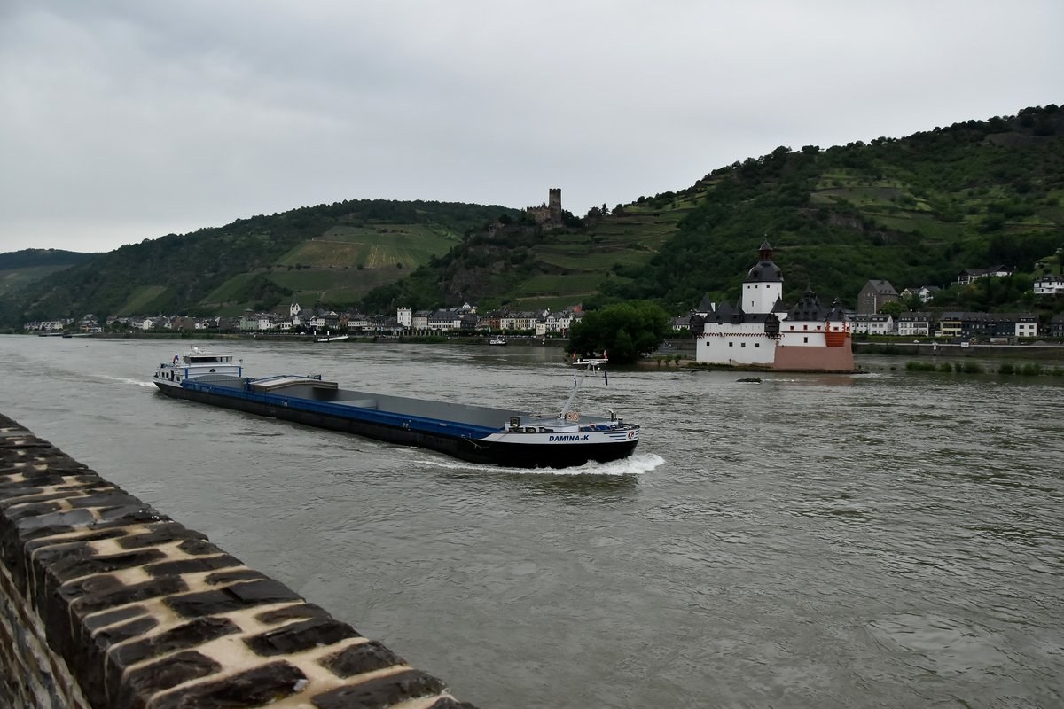 Bei Kaub am Rhein fährt die Damina-K stromaufwärts am Freitag den 14.6.2019 