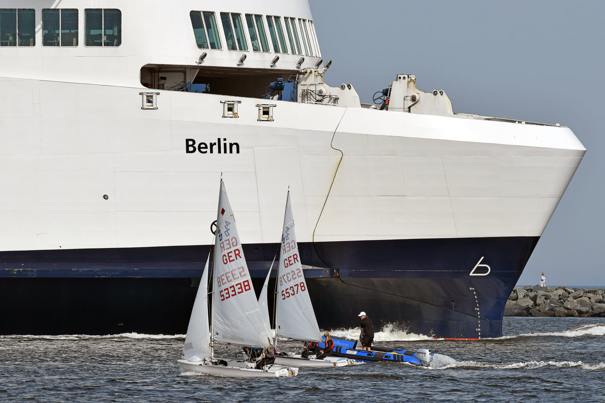 BERLIN ist nah - zumindest aus Sicht dieser Segler /Wassersportler. Aufnahme vom 30.08.2017 bei Rostock-Warnemünde