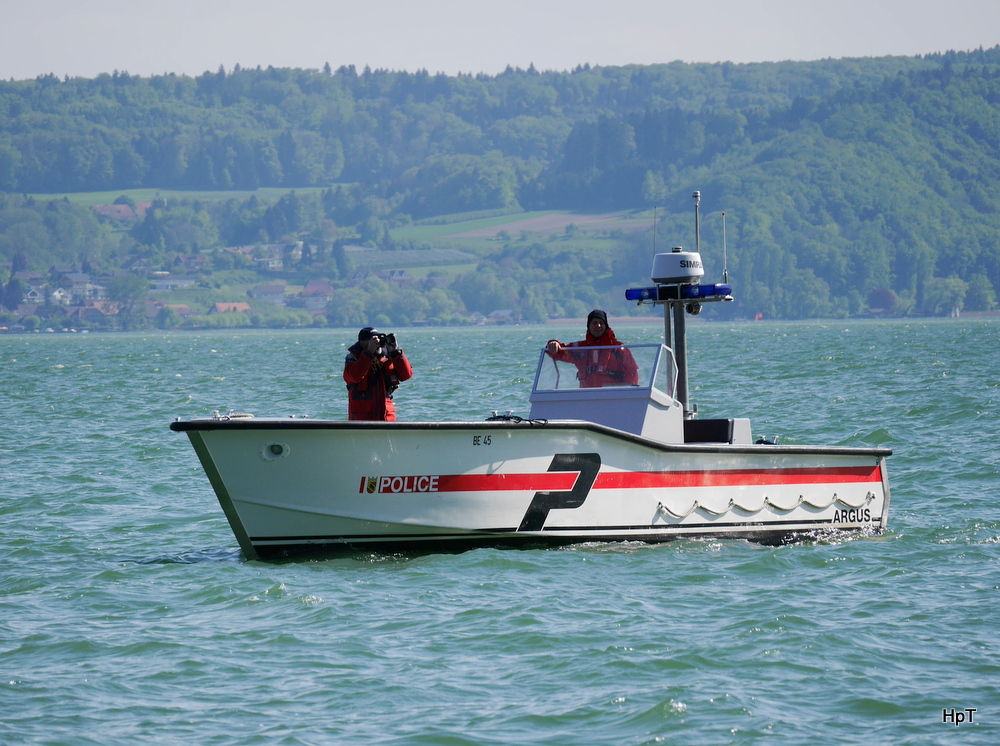 Bielersee - Seepolizei mit dem Schiff ARGUS bei der Arbeit vor Twann am 04.05.2014