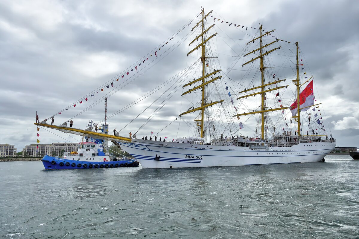  Bima Suci , das größte Segelschiff der 32.  Hanse Sail Rostock 2023  in Warnemünde am 10.08.2023.

Flagge: Indonesien, Stapellauf: 18. September 2017, Länge über alles: 111.20 m, Breite: 13.65 m, Tiefgang: max. 6.05 m, Besatzung: 102 + 104 Kadetten.