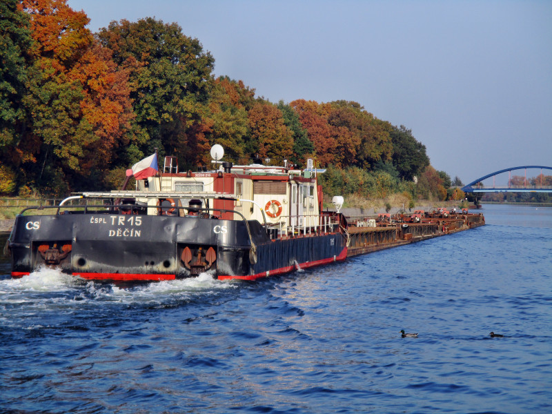 Binnenschiff  TR 15 auf dem Elbe - Havel - Kanal in Burg bei Magdeburg am 27.10.2015