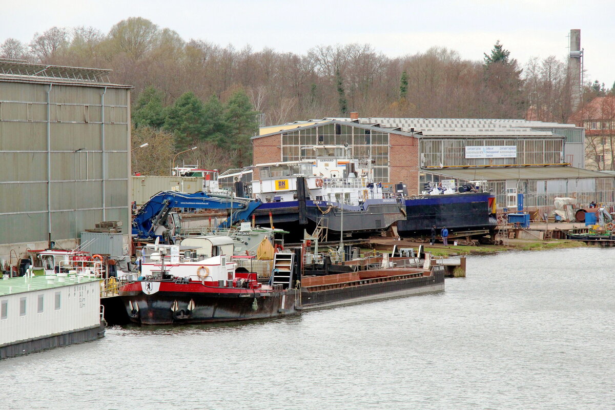Blick auf die Helling der  SET-WERFT  in Genthin / Elbe-Havel-Kanal am 07.04.2021. Der Standort dieser Werft ist , meiner Meinung nach , häufig sehr gut  besucht . 