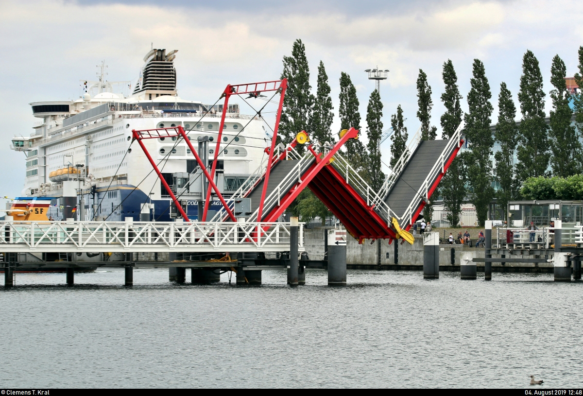 Blick auf die Hörnbrücke im Kieler Hafen, eine Dreifeldzugklappbrücke für Fußgänger und Radfahrer, während des Ausklappvorgangs.
[4.8.2019 | 12:48 Uhr]