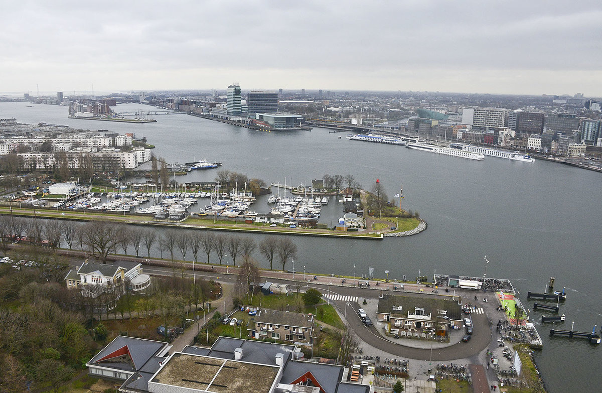 Blick auf der Ij vom A'dam Lookout in Amsterdam. Aufnahme: 3. Januar 2017.