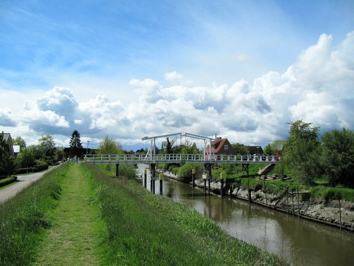 Blick auf die Lühe und die Hogendiekbrücke bei Steinkirchen am 04.05.2019.