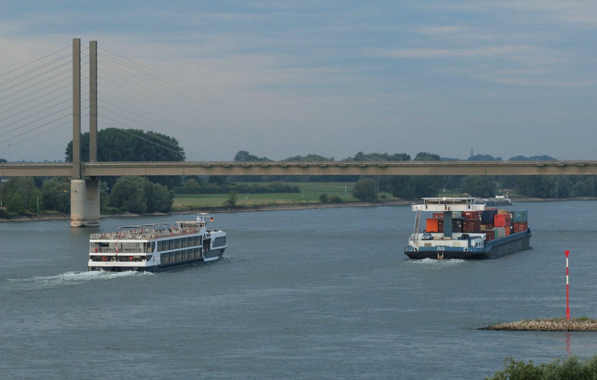 Blick auf den Rhein und die Brücke Rees/Kalkar am 06.07.2017. GMS Kiliya (02329377) und das KFGS Avalon Imagery II (02336343) fahren in den Abend hinein zu Tal Richtung Niederlande.
