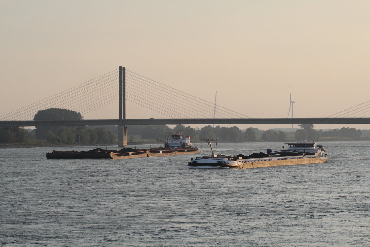Blick auf den Rhein und die Rheinbrücke Rees-Kalkar am Abend des 07.07.2017. GMS Amice (02330198 , 135 x 11,45m) überholt den Schubverband mit SB Herkules II (01820014 , 40 x 13m) bei Rees zu Berg. Der Schubverband besteht aus 6 beladenen Leichtern und hat eine Gesamtlänge von 269,5m.