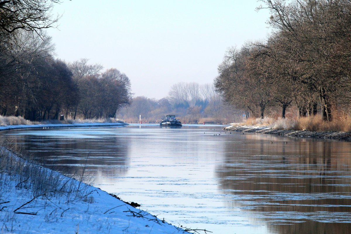 Blick auf den Sacrow-Paretzer-Kanal (Teil der Unteren-Havel-Wasserstrasse) vom km 30 Richtung Westen am 17.01.2017. In Höhe des Binnenschiffes liegt der Göttinsee. 