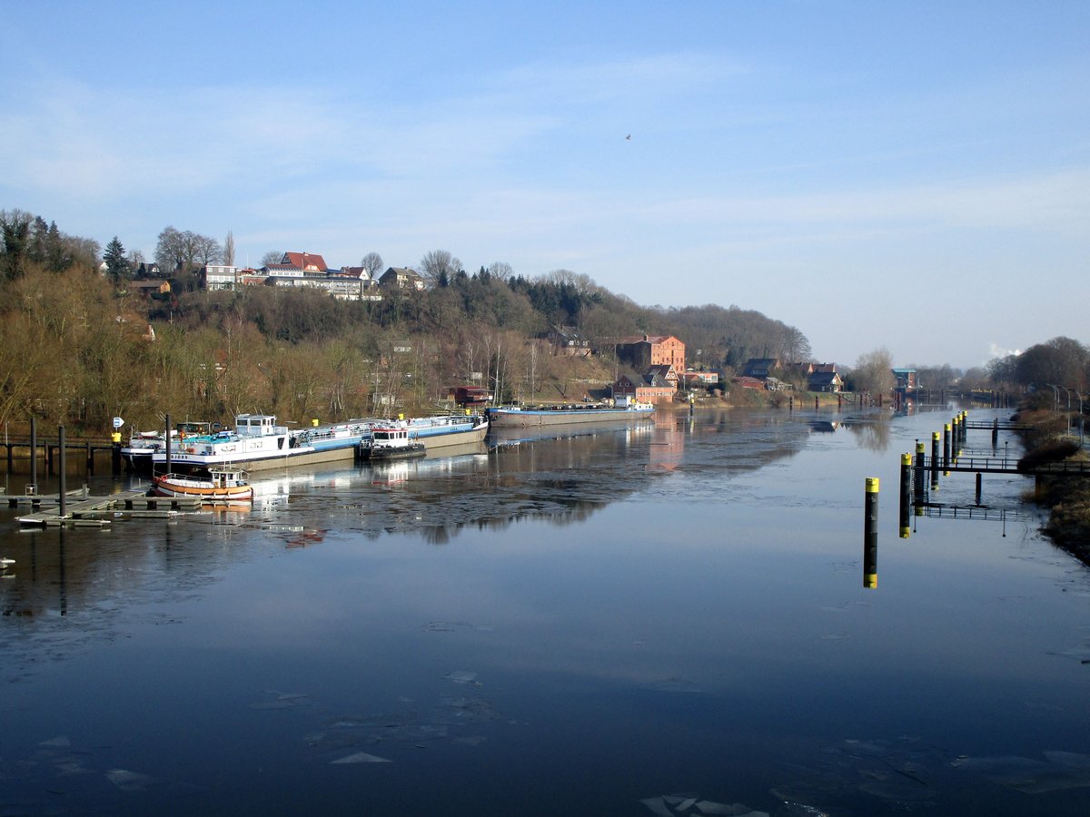 Blick von der B 209 auf dem Elbe-Lübeck-Kanal Richtung Schleuse Lauenburg am 08.02.2018.