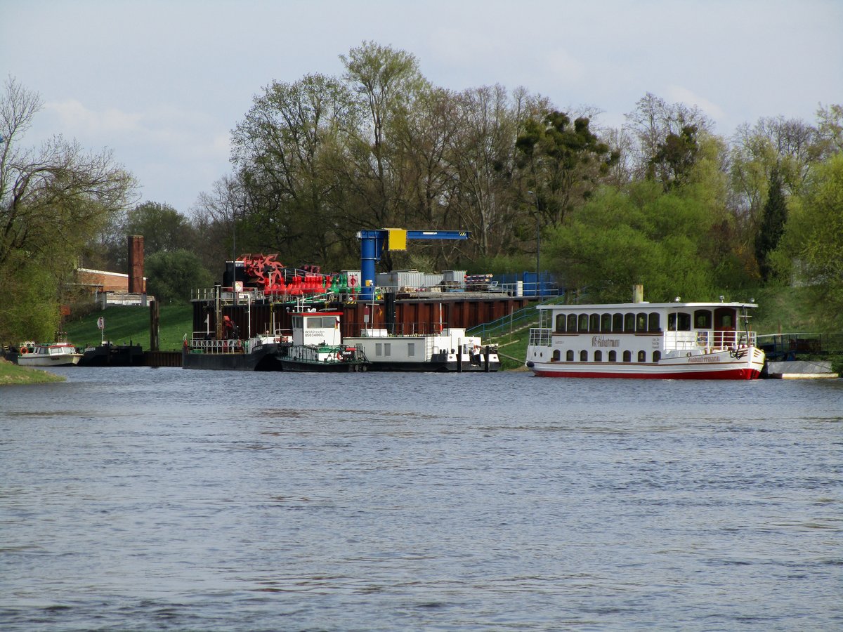 Blick von der Elbfähre in den Hornhafen von Aken/Elbe am 10.04.2017.