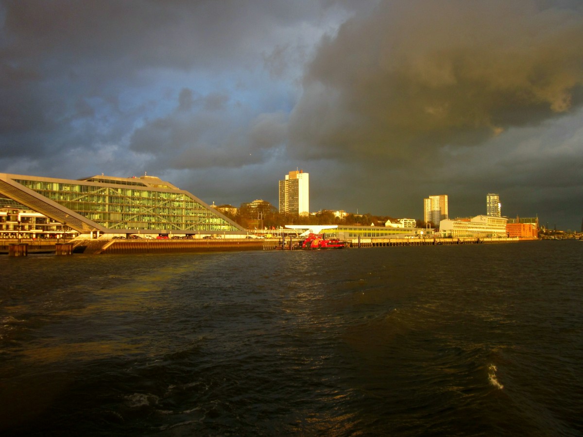 Blick vom Fährschiff auf Elbe, Dockland und Teile des Hafens HH am 21.12.2015 nach einem Regenguß.
