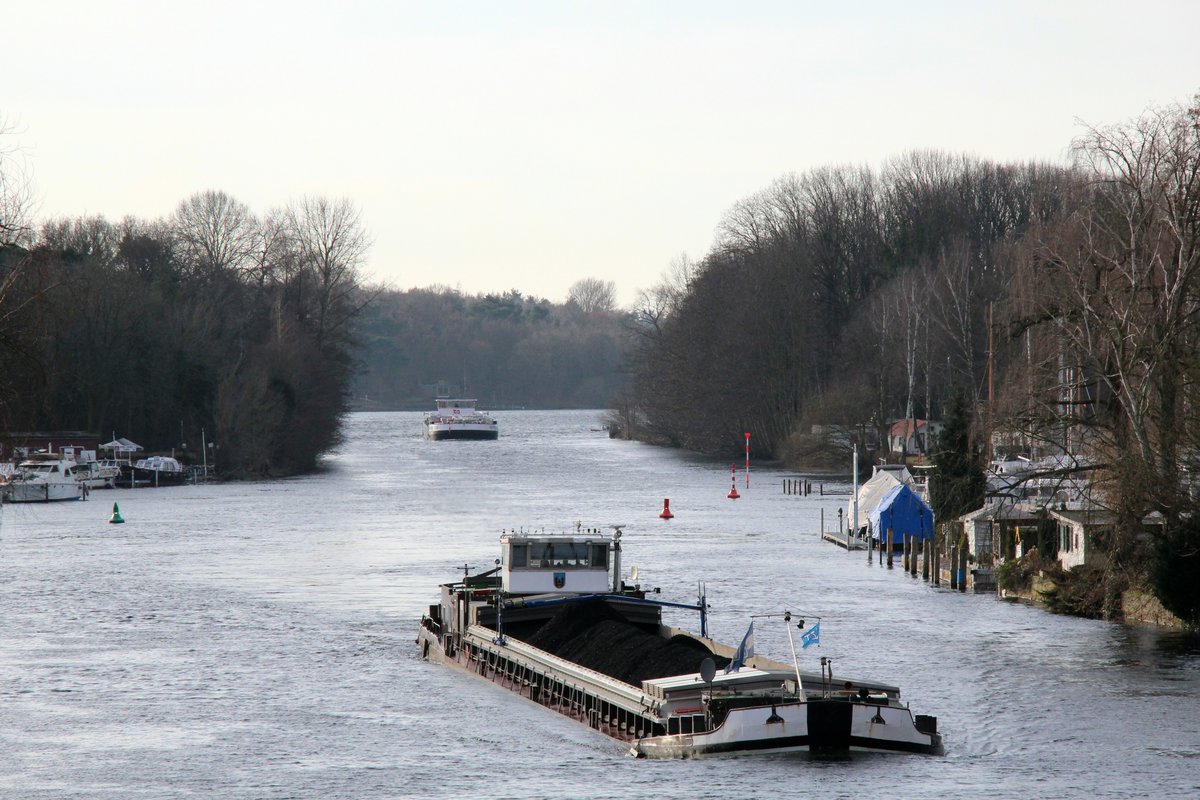 Blick von der Freybrücke in Berlin am 24.01.2018 auf die Havel Richtung Süden / Pichelsdorfer Gmünd. Im Vordergrund das GMS Altmark (04031260 , 80 x 8,20m) und am Pichelsdorfer Gmünd das TMS Dettmer Tank 128 (02337434). Beide sind auf Bergfahrt.