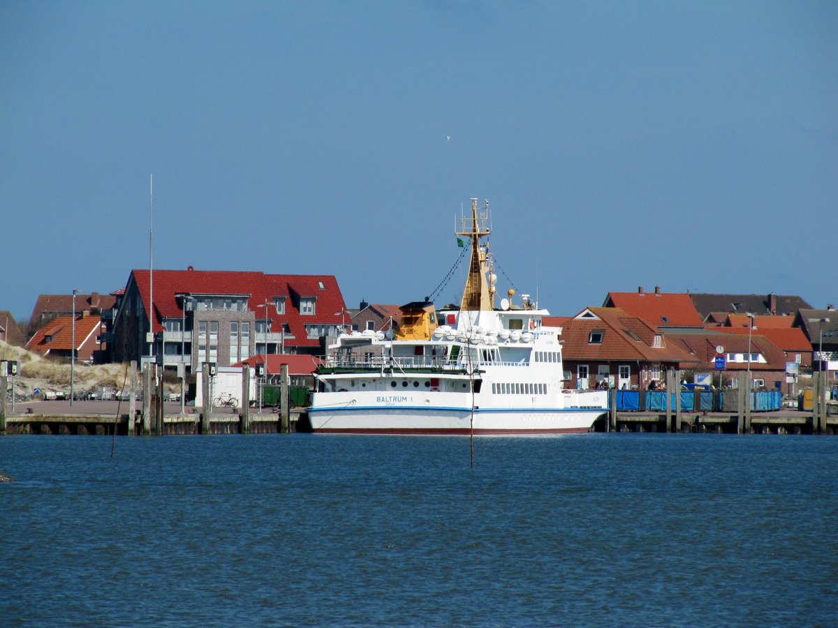 Blick in den Hafen von Baltrum am 01.04.2018. Die Baltrum I (IMO 7600562 , 45,46 x 12m) hatte  Pause .