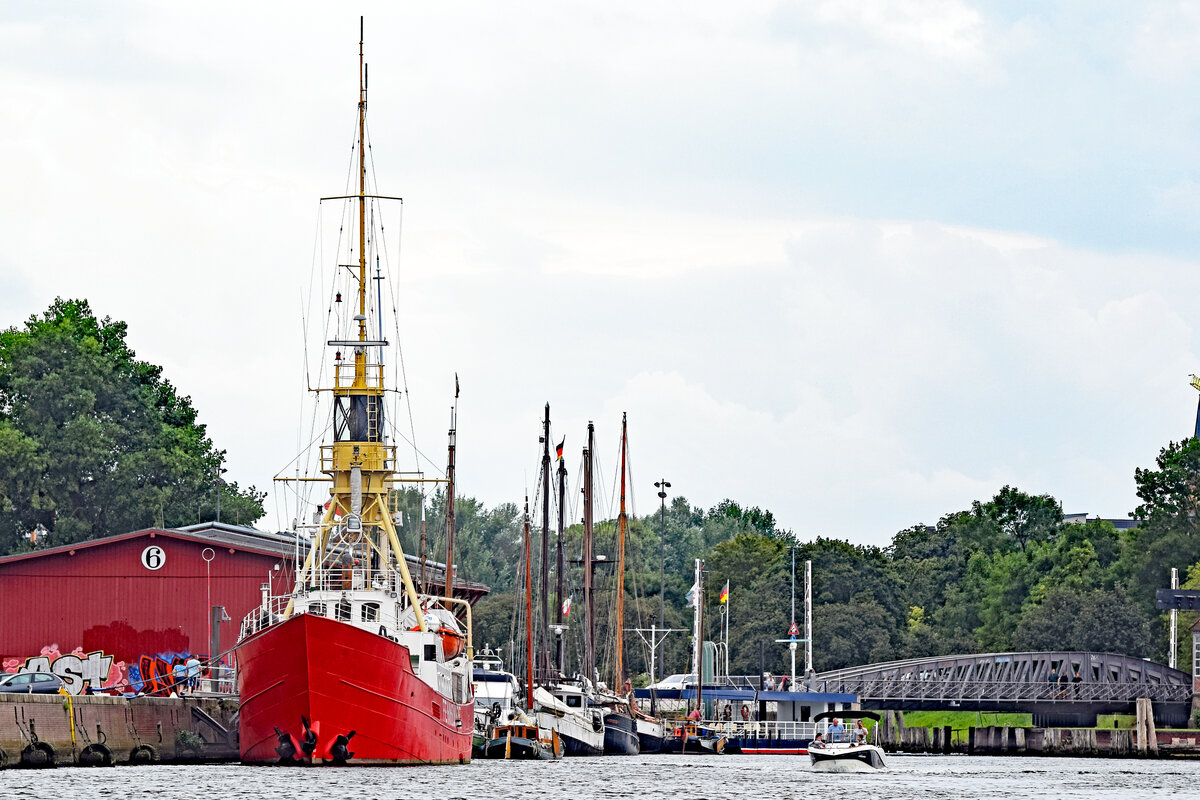 Blick in den Hansahafen Lübeck. Zu sehen ist u.a. das Feuerschiff FEHMARNBELT. Aufnahme vom 14.08.2021