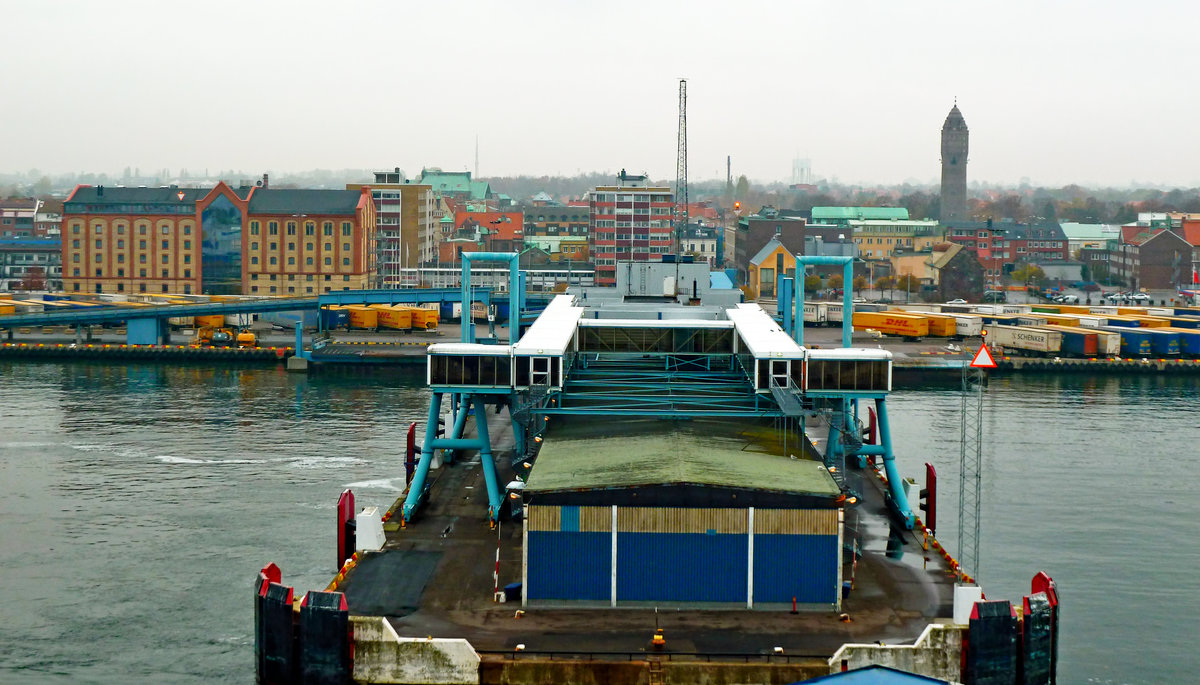 Blick von der NILS HOLGERSSON auf den Hafen von Trelleborg. Aufnahme vom 01.11.2010