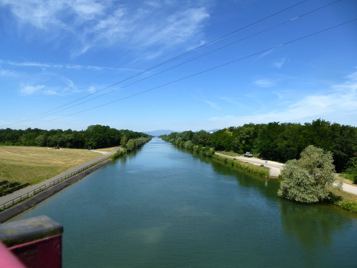 Blick von der Straenbrcke (D108) auf den Rhein-Rhone-Kanal, der fr Groschiffe ausgebaute Teil verbindet den Rhein bei Niffer mit Mhlhausen (Mulhouse) im Elsa,
am Horizont die Vogesen, Juli 2017