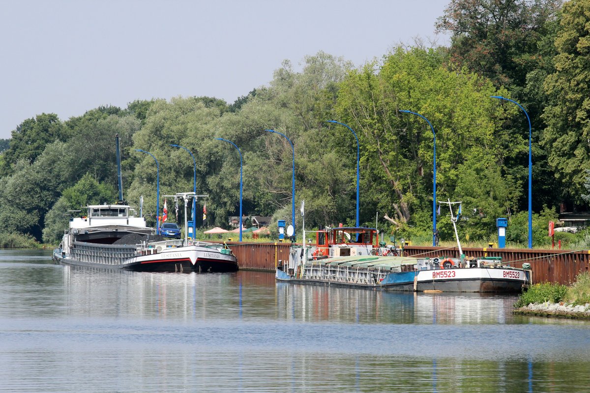 Blick vom Südufer des Sacrow-Paretzer-Kanales (UHW) nahe der Nedlitzer Südbrücke auf die Liegestelle im Weißer See. Zu sehen sind das z.Zt. in Berlin gemeldete Polnische GMS BM-5523 (08340065) und die LUSITANIA (04005670).