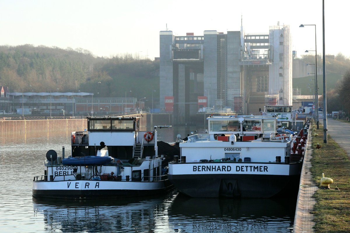 Blick vom Unterwasser auf das Schiffshebewerk Scharnebeck im Elbe-Seitenkanal am 26.02.2019. GMS Vera (04029000), TMS Bernhard Dettmer (04806430) und der Koppelverband mit SGMS BCF Amazone (04700050) warteten auf die Fahrstuhlfahrt nach oben.
