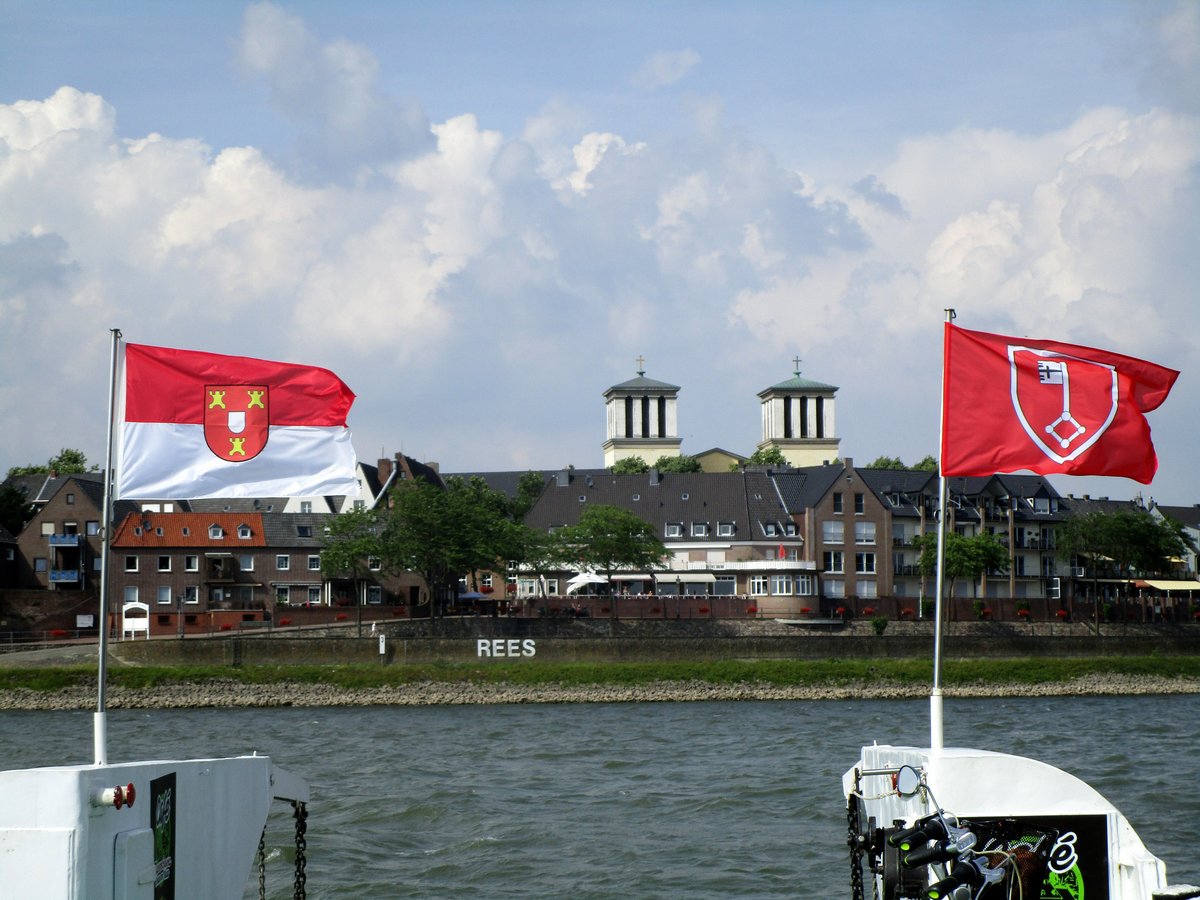 Blick während der Rhein-Überfahrt Reeserschanz/Rees von der Fähre Rääße Pöntje auf den Rhein und die Stadt Rees am 07.07.2017.