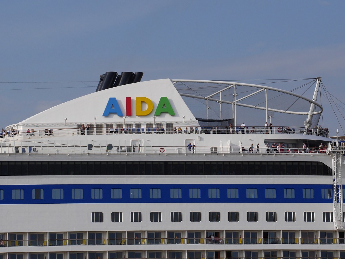 Blick zum Oberdeck achtern des Kreuzfahrtschiffes AIDAbella auslaufend Hamburg, 11.07.2015
