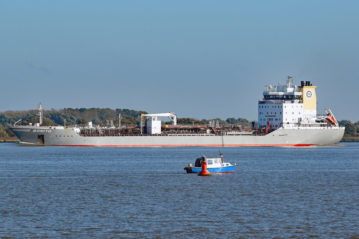 BONITO (IMO-Nummer:9255270)auf der Elbe.Flagge:Schweden, Länge:170 m; Breite:24 m, Baujahr:2004 Bauwerft:Jinling Shipyard,Nanjing China. Aufnahme vom Oktober 2017.
Vor der BONITO liegt das Boot ILONA der FVG