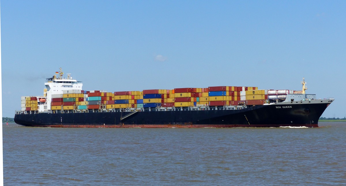  Box Queen  10.07.2014 Kurs Hamburg.
2006 / 05 
shipyard: Stocznia Gdynia S.A., Poland 
overall length (m): 291,70 
overall beam (m): 32,20 
maximum draught (m): 13,20 
maximum TEU capacity: 4546 
container capacity at 14t (TEU): 3150 
reefer containers (TEU): 500 
deadweight (ton): 58.000 
