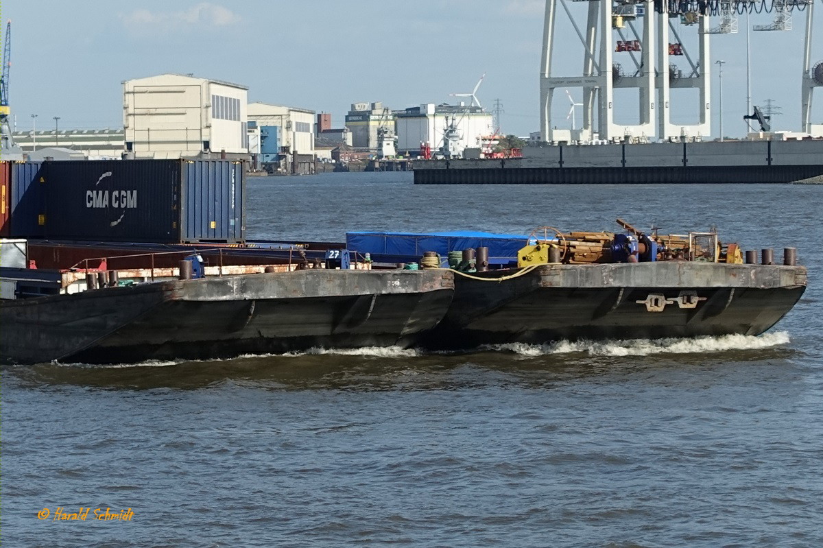 Bugansicht von 2 Bargen mit unterschiedlichen Equipment am 21.8.2019, geschoben von SCHUBEXPRESS 10 (ENI 05602700),  Hamburg, Elbe Höhe Altona  /
