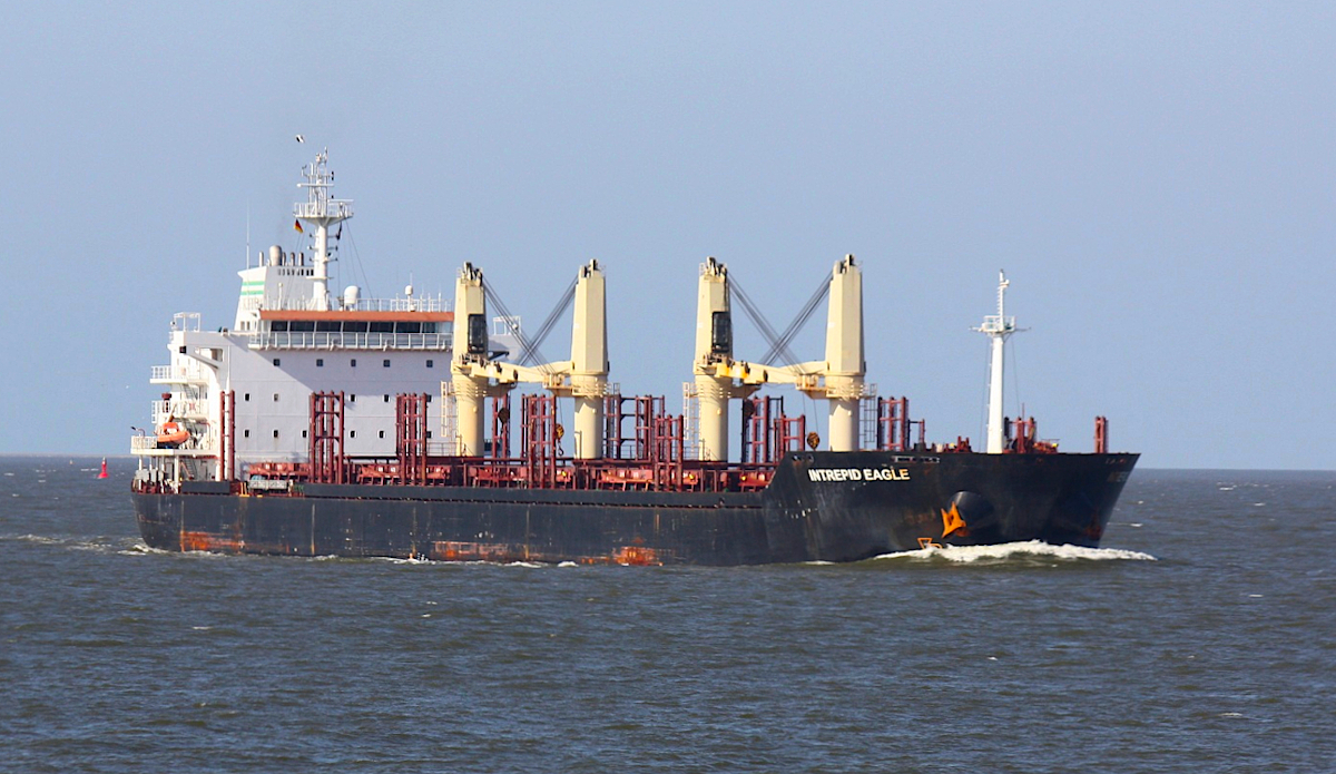 Bulk Carrier INTREPID EAGLE (IMO:9467615) L.180 m B.30 m Flagge Marshall Islands  auf der Elbe am 01.09.2021 vor Cuxhaven.