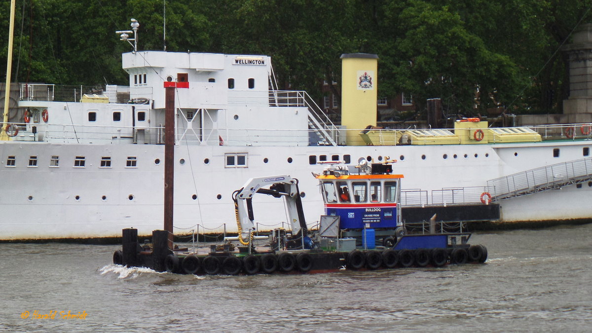 BULLDOG am 14.6.2016, London auf der Themse / 
Selbstfahrender Multiponton / Lüa 14,76 m, B 7,35 m, Tg 1,2 m / 2 Diesel, Deutz BF6M 1013M / gebaut 1999 in Holland, seit Juni 2015 auf der Themse /
