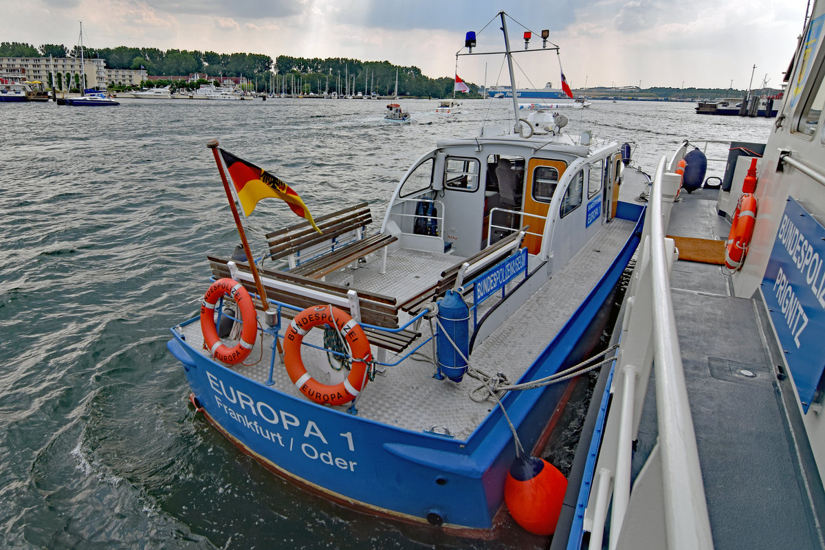 Bundespolizei-Boot EUROPA 1 am 22.7.2018 in Lübeck-Travemünde längsseits des Bundespolizeibootes PRIGNITZ. Open-Ship auf der PRIGNITZ anlässlich der Travemünder Woche.