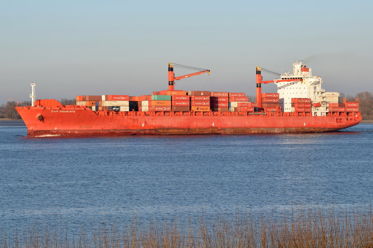 CAP DOUKATO , Containerschiff , IMO 9227285 , Baujahr 2002 , 257 x 32m , 3800 TEU  , 17.03.2016 Grünendeich