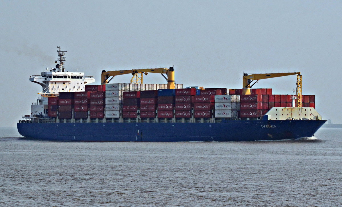 Cap Ricarda, Containerschiff,  Heimathafen Monrovia, IMO: 9399777, Baujahr 2008, TEU 2750, Lnge 225,73, Breite 31 m, Maschinenleistung 22890 KW bei 21 Knoten. Am 29.09.17 von HH. auslaufend.