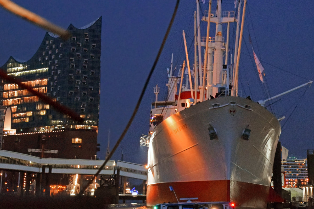 CAP SAN DIEGO im Hafen von Hamburg. Am Abend des 6.5.2017 aufgenommen