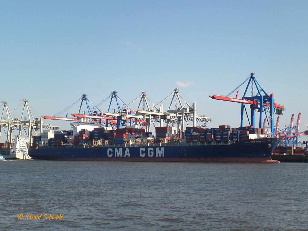 CMA CGM BERLIOZ (IMO 9222297) am 23.7.2014, Hamburg, Elbe, Liegeplatz Athabaskakai /
Containerschiff / GT73.152 / Lüa 300,4 m, B 40,3 m, Tg 14,0 m / 1 B&W-Diesel, 68.520 kW, 93.185 PS. 26,3 kn / 6.628 TEU, davon 500 Reefer / Juli 2001 bei Hanjin Heavy Industries Co. Ltd., Süd Korea / Flagge: Frankreich / Eigner: NSB Niederelbe, Buxtehude, D / 
