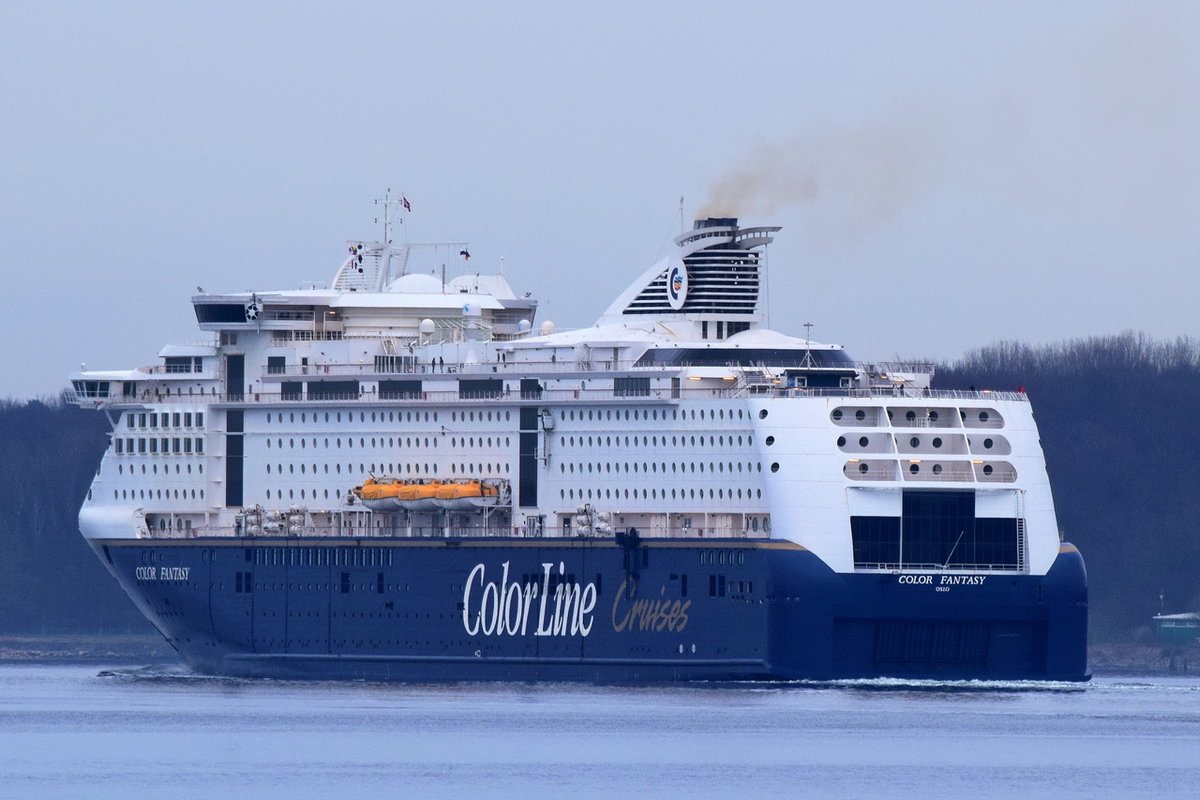 COLOR FANTASY , Ro-Ro/Passenger Ship , IMO 9278234 , Baujahr 2004 , 223.8 × 41.4m , 2990 Passagiere und 250 Besatzung , am 17.02.2018 auf der Kieler Förde nach Oslo unterwegs