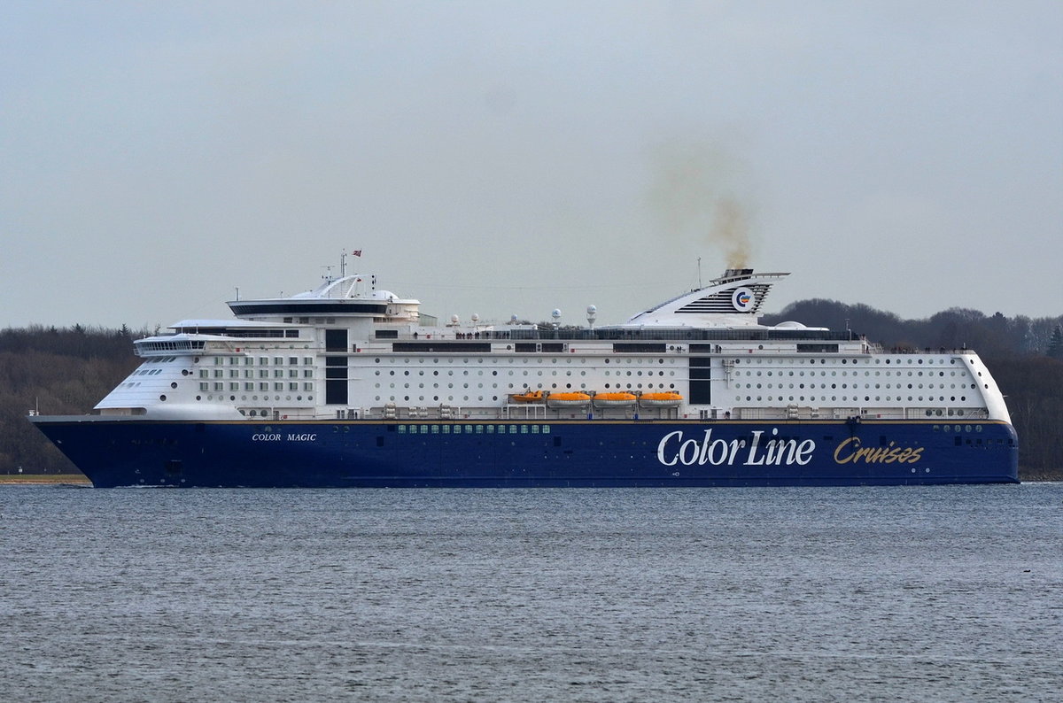 COLOR MAGIC , Ro-Ro/Passenger Ship , IMO 9349863 , Baujahr 2007 , 223.75 × 41.35m , 2998 Passagiere und 250 Besatzung , 16.02.2018 auf der Kieler Förde unterwegs nach Oslo