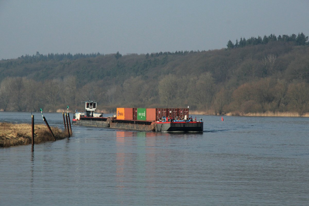 Container Schubverband der Deutschen Binnenreederei / OT Logistics Group mit SB SCH 2407 (05602680) und einer Gesamtlänge von 155,96m am 08.02.2018 auf der Elbe bei Artlenburg zu Berg in den ESK einfahrend.