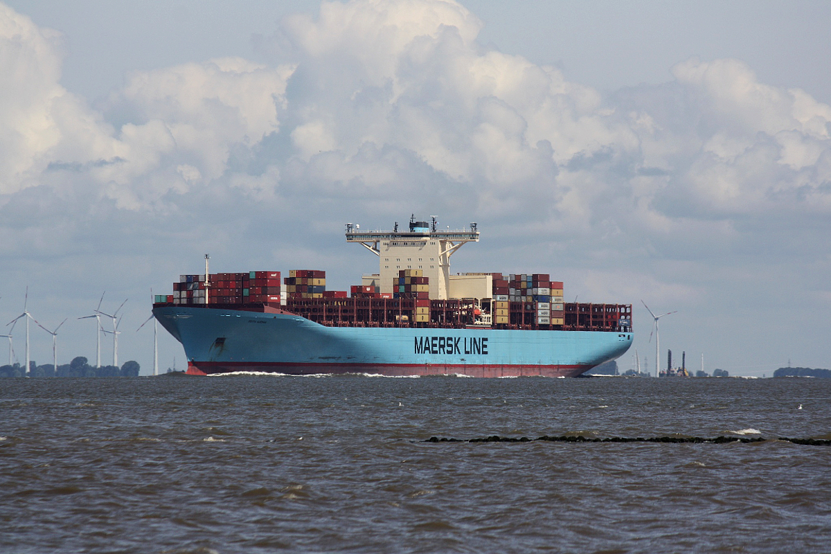 Container Ship Edith Maersk (IMO.9321548) am 19.07.2019 Otterndorf Elbe.