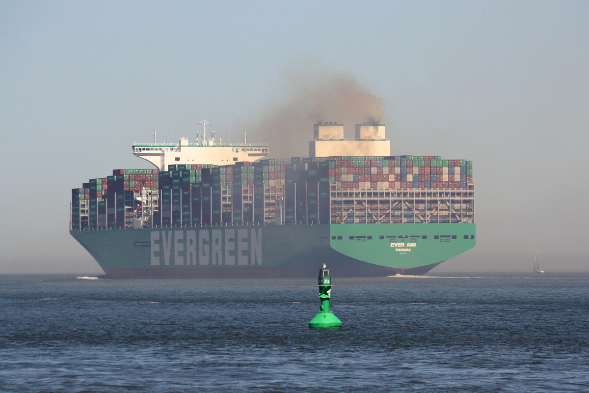 Container Ship EVER AIM (IMO:989391) Flagge Panama auf der Elbe am 11.08.2022 vor Cuxhaven.