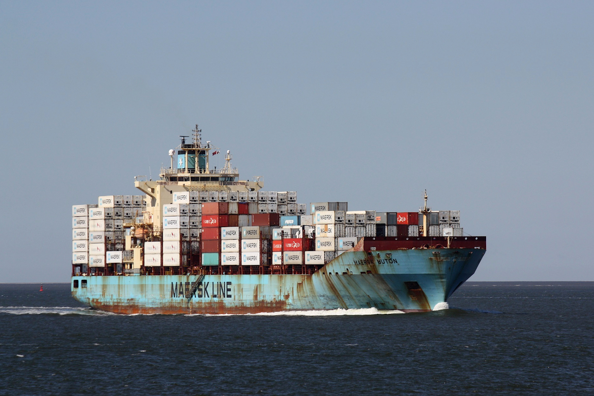 Container Ship MAERSK BUTON  (IMO:9392925) Es fährt unter der Flagge von Singapore. auf der Elbe am 10.08.2022 vor Cuxhaven.