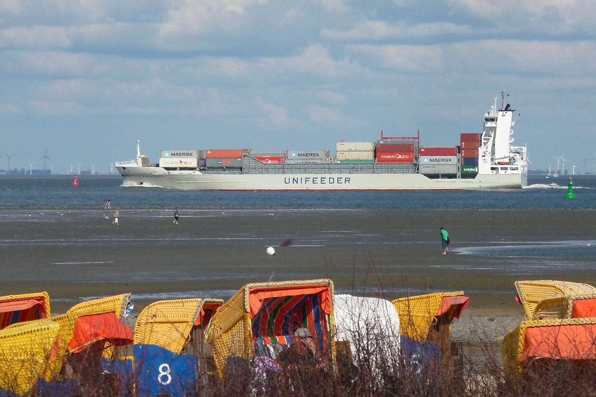 Containerschiff  Bianca Rambow  am Duhner Watt bei Cuxhaven, 10.9.2015 