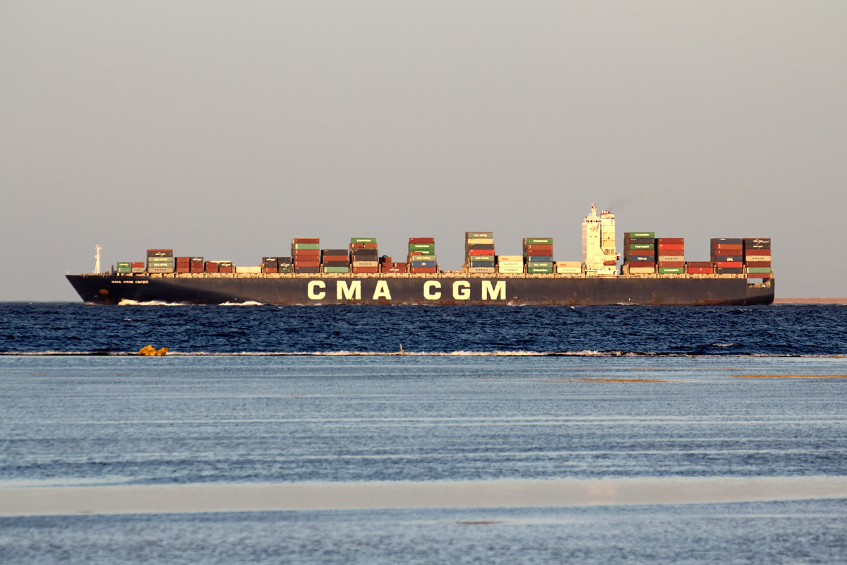 Containerschiff  CMA CGM ORFEO  fährt in den Golf von Akaba gesehen vor Sharm el Sheikh 1.6.2017