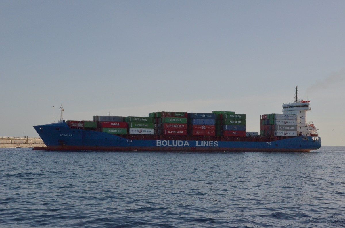 Containerschiff  Daniela B von BOLUDA LINES, Heimathafen Limassol, IMO 9514767 im Hafen von Arrecife beim Wendemanver, um anschlieend die Ladung zu lschen am 08.12.13. Lnge 151m, Breite 23m, Tiefgang 6,90m, Teu 1036.
