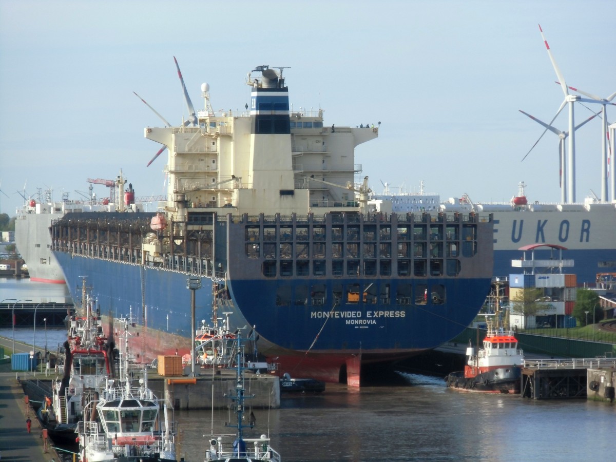 Containerschiff  Montevideo Express  am 10.05.15 in Bremerhaven.