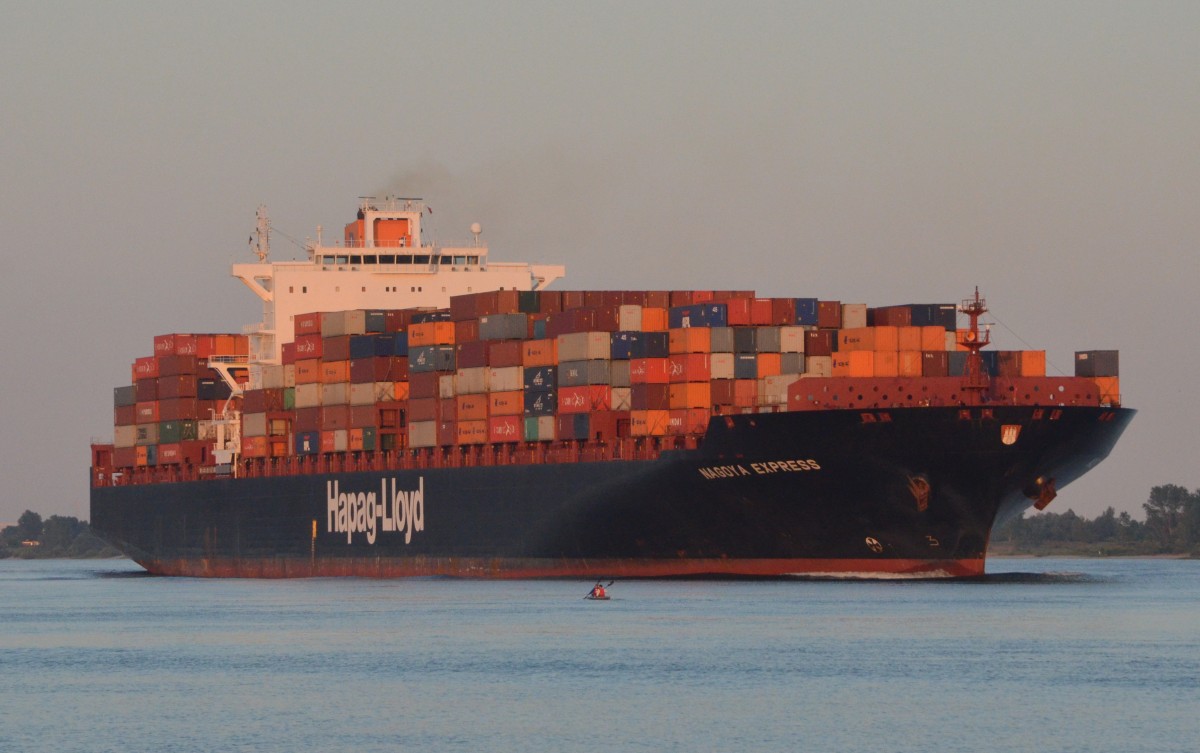 Containerschiff  NAGOJA  EXPRESS von Hapag- Lloyd am 06.06.2014 auslaufend vor Wedel. Im Vordergrund ein Paddelboot, ein gewaltiger Grenunterschied.  IMO: 9450428, Baujahr: 2010, TEU: 8749, L;B;T; 335m, 42,80m, 14,61m, Kn: 25, Tragfhigkeit: 84300 t.
