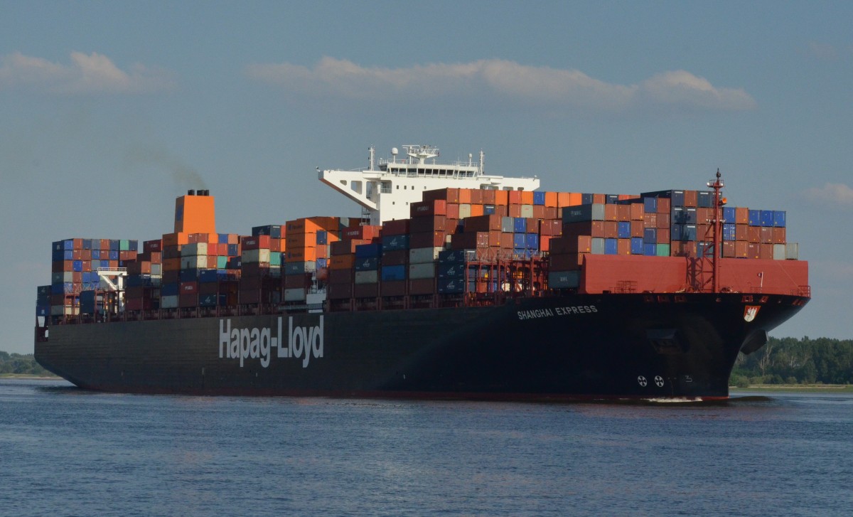 Containerschiff  SHANGHAI EXPRESS von Hapag- Lloyd am 06.06.2014 auslaufend vor Wedel. IMO: 9501368, Baujahr: 2013, TEU: 13169, L;B;T; 366m, 48,20m, 15,50m, Kn: 23, Tragfhigkeit: 142000 t.