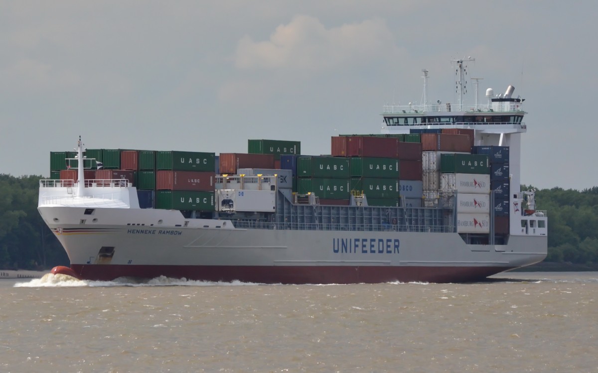 Containerschiff  Unifeeder Henneke Rambow,  Heimathafen Hamburg, am 06.06.2014 einlaufend vor Wedel. IMO: 9354430