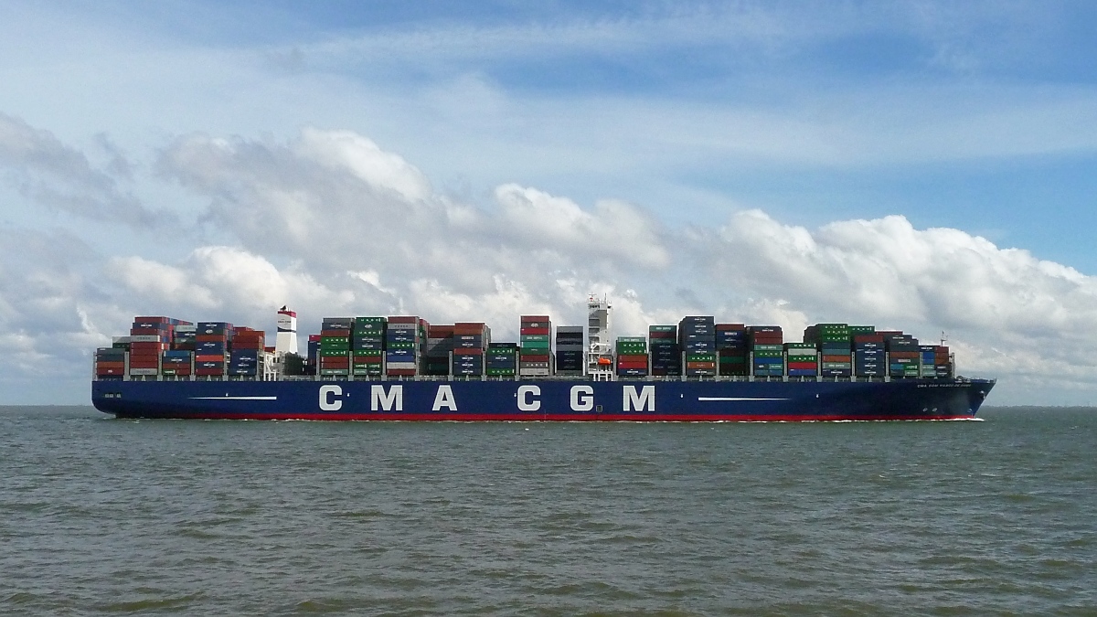 Containerschiff  Vasco de Gama  vor Cuxhaven, 10.9.2015

Das Schiff befand sich auf seiner ersten Fahrt um die Welt und ist das derzeit größte Containerschiff der Welt.